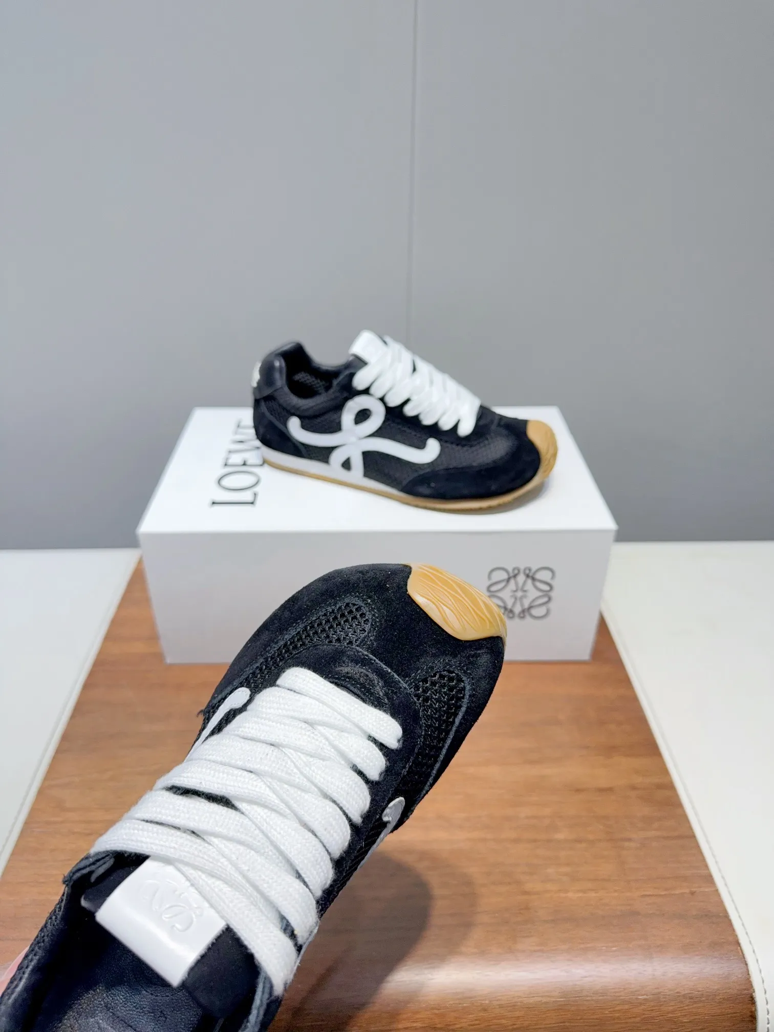 👟👟Ex-factory price 560👟👟 Loewe LOEW- 2025 mesh moral training shoes Super awesome Asymmetric toe shape, as LOEWE's signature design Super soft, lightweight and flexible sole, new wave texture rubber outsole, extending to the toe, upgraded soft leather lining and footbed to provide maximum comfort, 3D injection molded rubber LOEWE logo on the heel Fully open mold matching material Size: 35-40 (custom-made for 40 women, non-refundable)